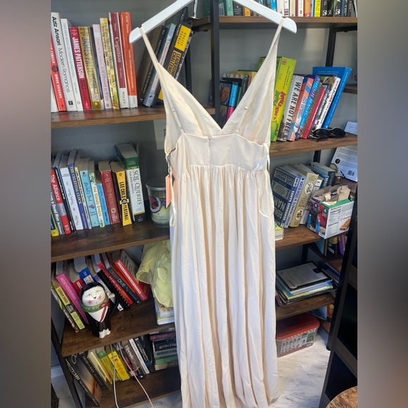 ame and Partners dress- cream v-neck size 0 - Picture 3 of 5